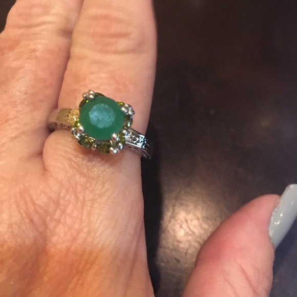 Beautiful Ring Green Stones - Picture 3 of 5